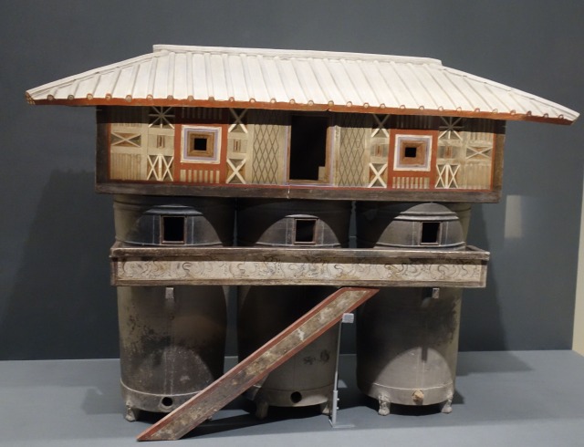 三国志展　三層穀倉楼