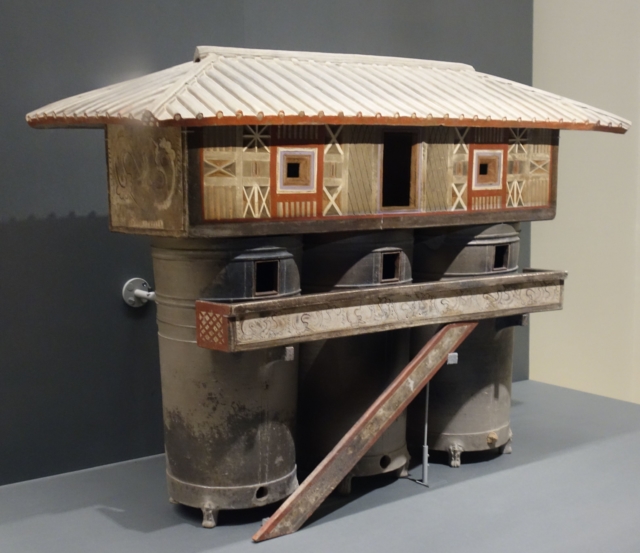 三国志展　三層穀倉楼