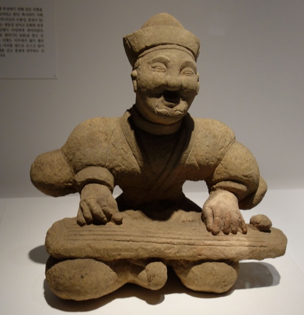 三国志展　奏琴俑