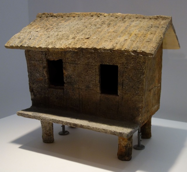 三国志展　高床倉庫