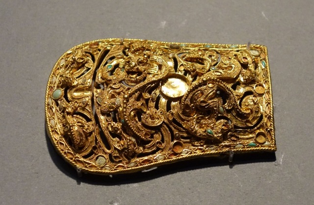 三国志展　金製獣文帯金具