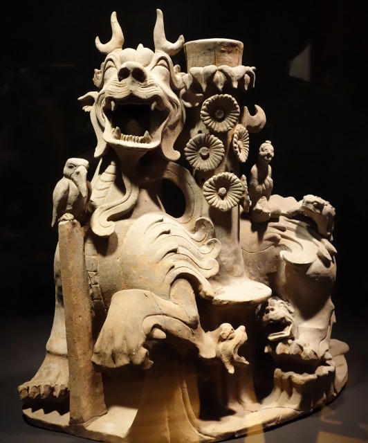 三国志展　揺銭樹台座