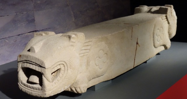 三国志展　虎形棺座