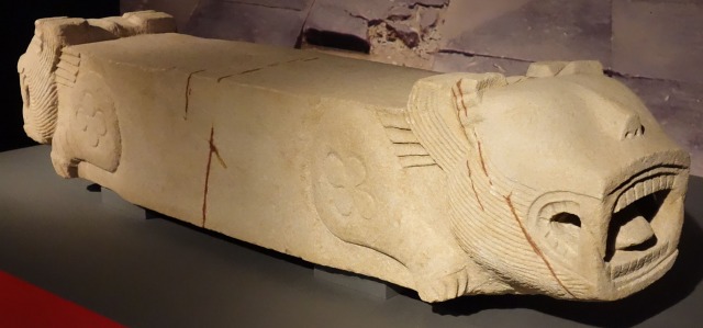 三国志展　虎形棺座