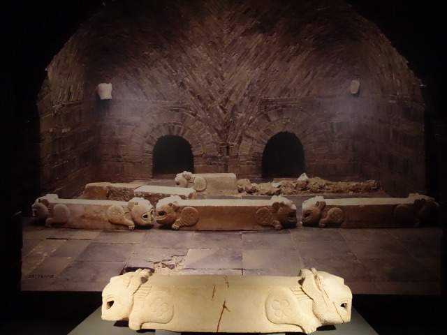 三国志展　虎形棺座