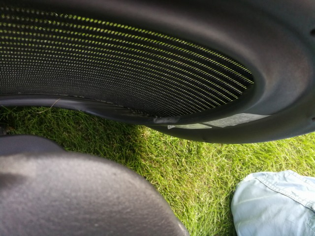 バナナクッションを外した座面下