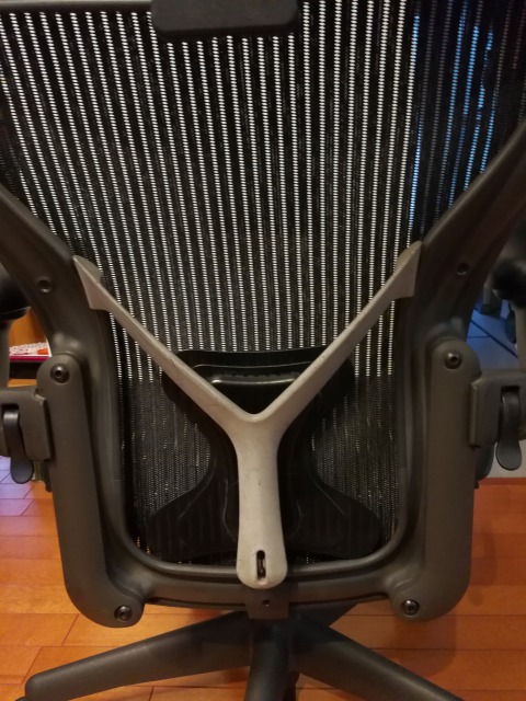アーロンチェア　ポスチャーフィット　Ｙ字パーツ変色