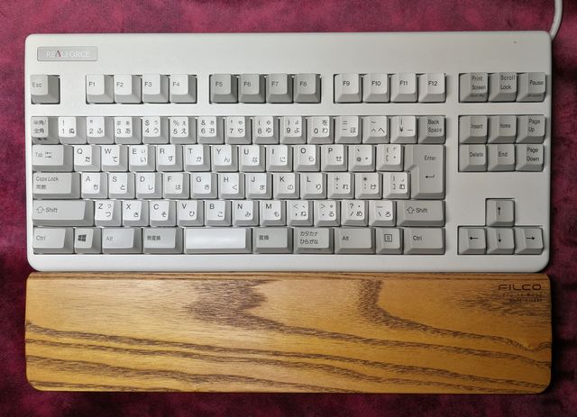 リアルフォースとパームレスト