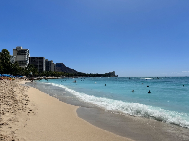 TEVA定番サンダルでビーチを楽しむ 2025年春夏